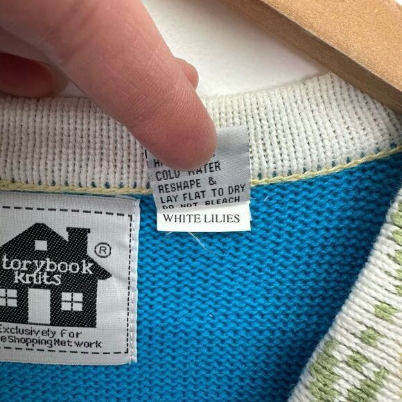 Storybook Knits Women’s Blue Short Sleeve White Lillies Floral Button Cardigan S - Picture 4 of 9